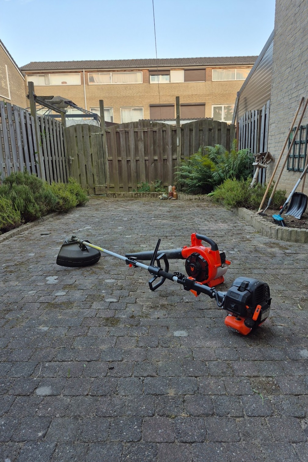 Na: dezelfde achtertuin met schone klinkers
